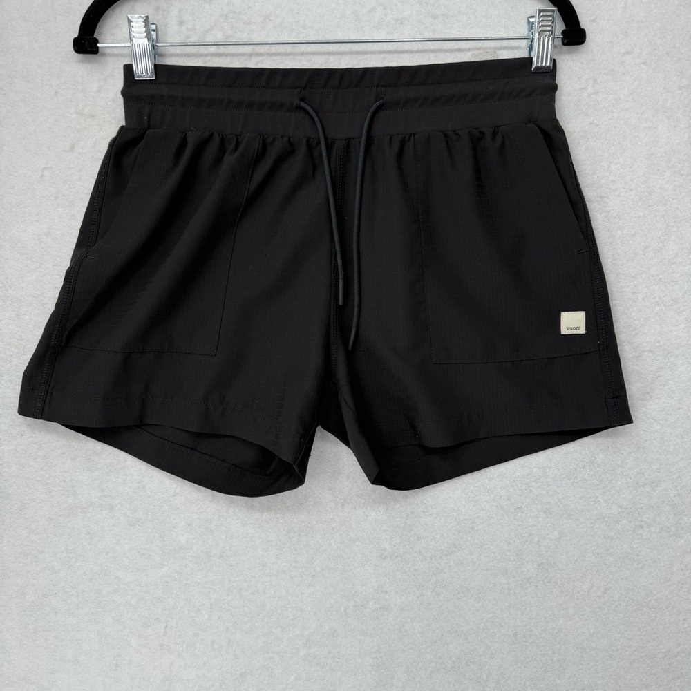 Vuori Rare Summits Woven Black Small Shorts VW334